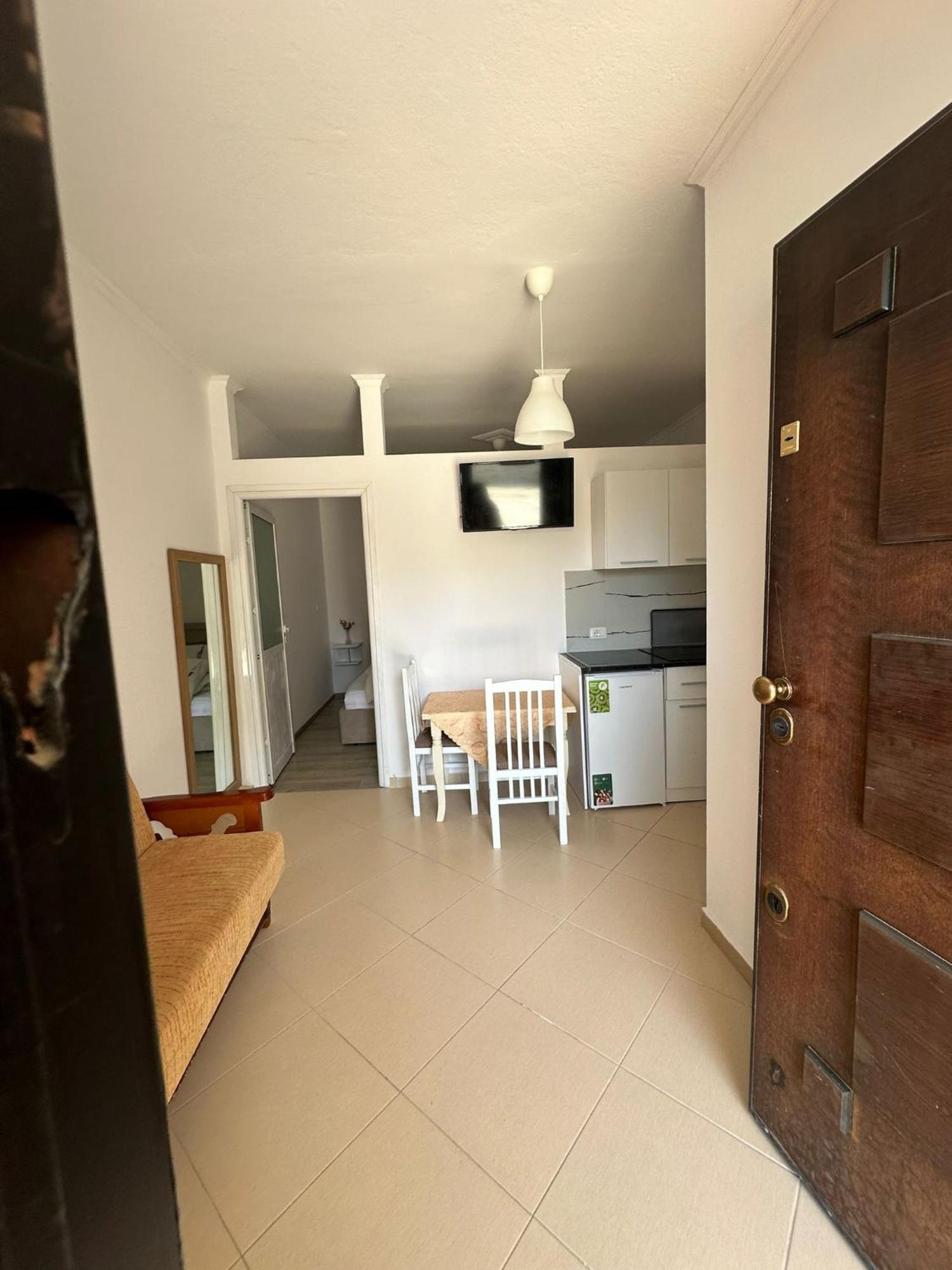 Apartment B&e 2